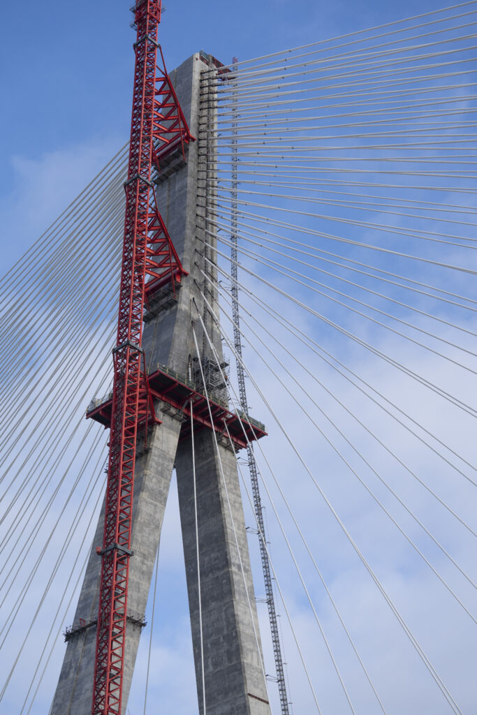 Side image of the bridge mast